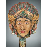 Votief masker uit Indonesië, gemonteerd op hardhouten sokkel